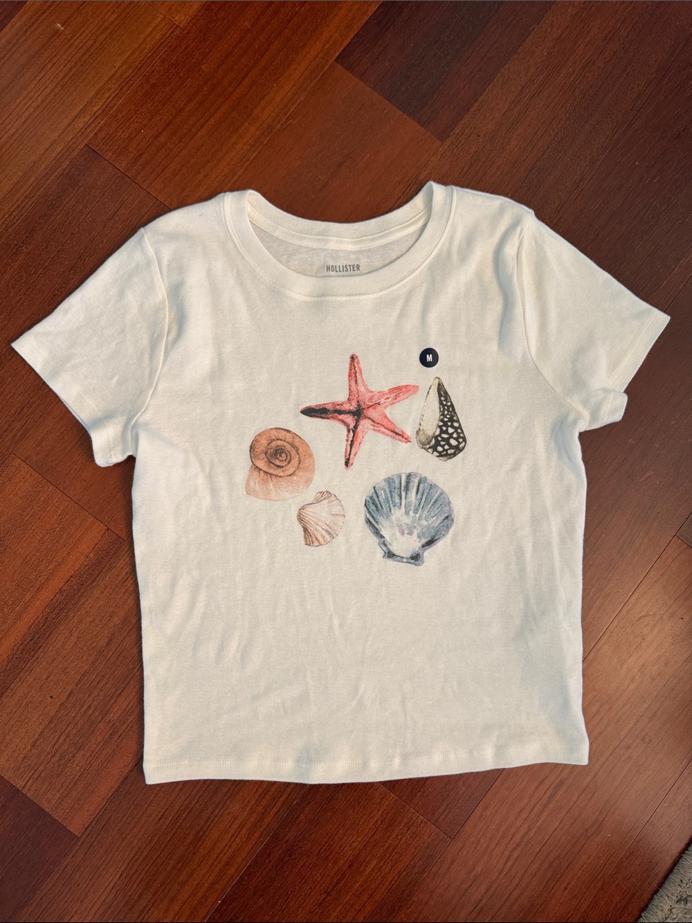 Hollister White Short-Sleeve Tee with Seashell & Starfish Graphic